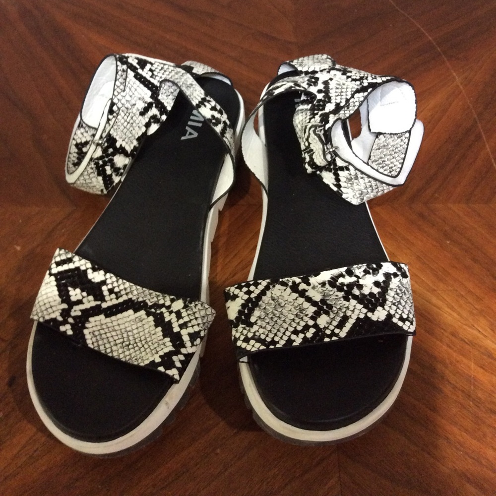MIA snakeskin scandals ( Black and white ) size 8.